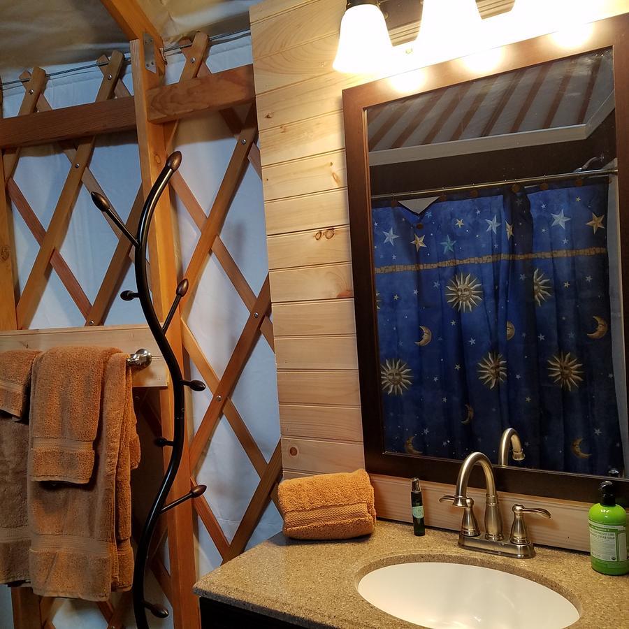 Yale Manor B&B & Yurt Glamping Exterior foto